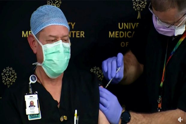 Primul vaccinat anti-Covid din Texas, fake news în direct la televiziune. Cum a reacționat spitalul american