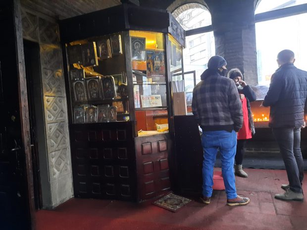 O femeie a fost bătută într-o biserică din Pitești de soțul cu care se află în divorț