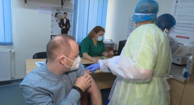 Mărturia primului medic din Iași care a fost vaccinat împotriva COVID: „Mă simt norocos, putem să vedem și luminița de la capătul tunelului”