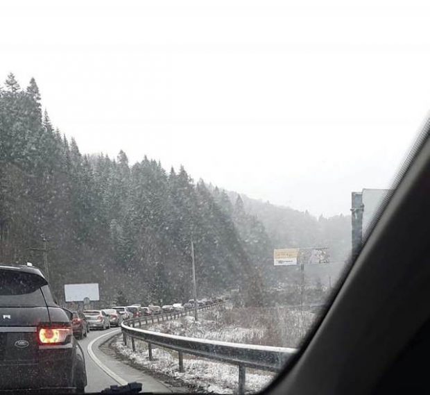Coloane de mașini pe Valea Prahovei, pe sensul de urcare al DN1. Trafic restricționat la Nistorești