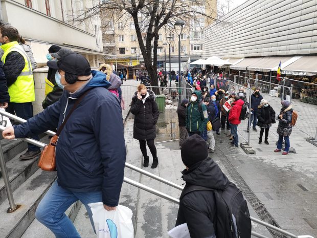 Sute de bucureșteni din Sectorul 1, blocați la coada pentru plata impozitelor. ”Este bătaie de joc!”. Ce spune primăria