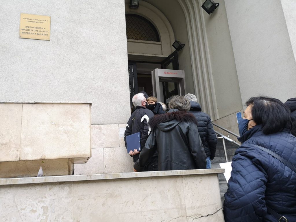 Sute de bucureșteni din sectorul 1, blocați la coada pentru plata impozitelor. ”Este bătaie de joc!”. Ce spune primăria