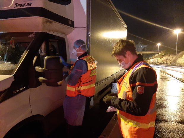 Criticată pentru închiderea graniței, Franța și-a trimis pompierii cu 10.000 de teste COVID în Dover, pentru a grăbi plecarea camioanelor până de Crăciun