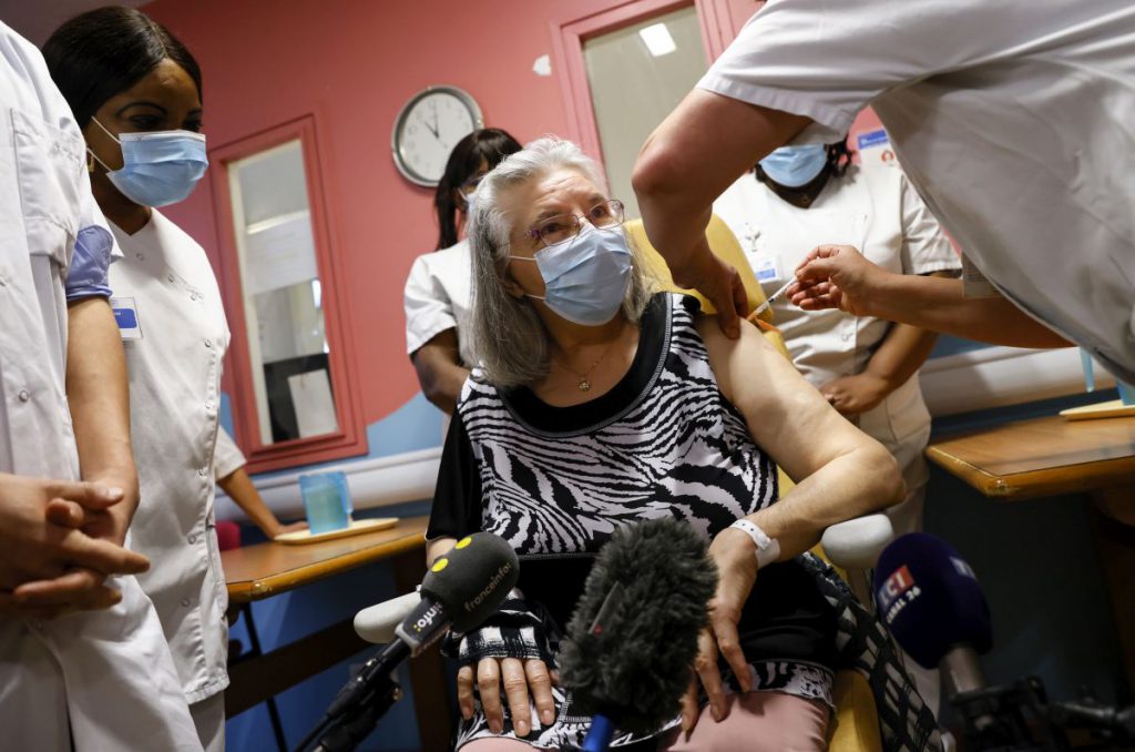 „Ziua V” în UE, „un mesaj de speranță”. Primii vaccinați: pensionari, cadre medicale, politicieni și un episcop bulgar