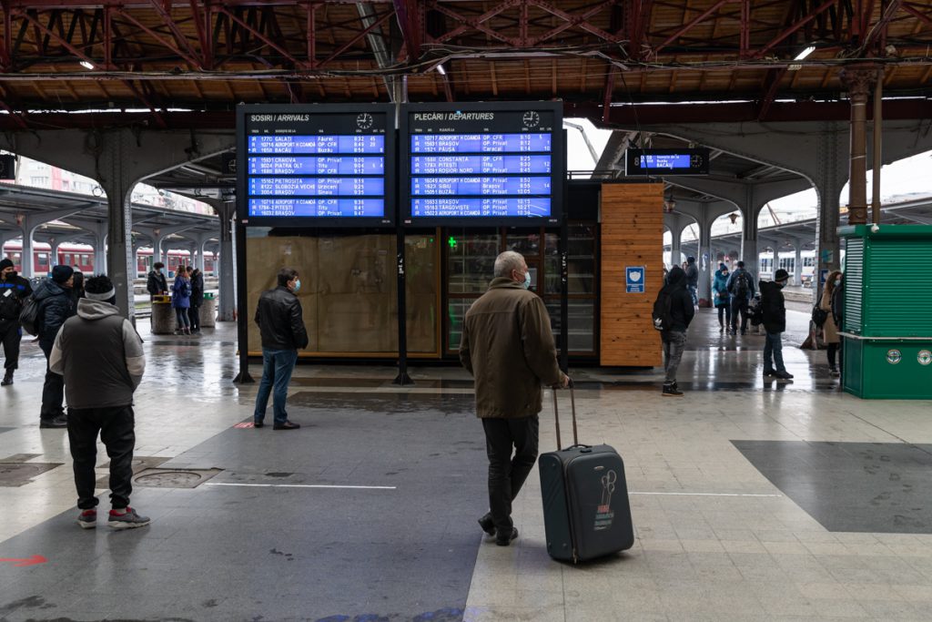 Spre Chicago cu „Săgeata Albastră”. Cum arată călătoria spre Aeroportul Otopeni pe singura cale ferată construită după Revoluție