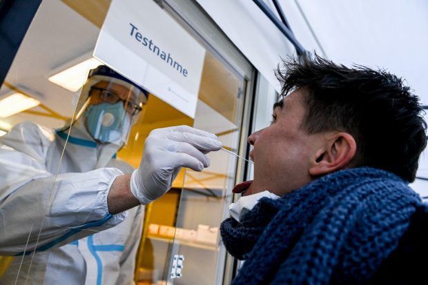 Peste o mie de cazuri de infectare cu o nouă variantă de coronavirus, identificate în Marea Britanie