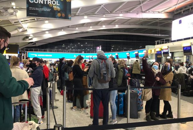 Scene haotice pe aeroportul londonez Heathrow, după restricţiile generate de noua variantă de coronavirus