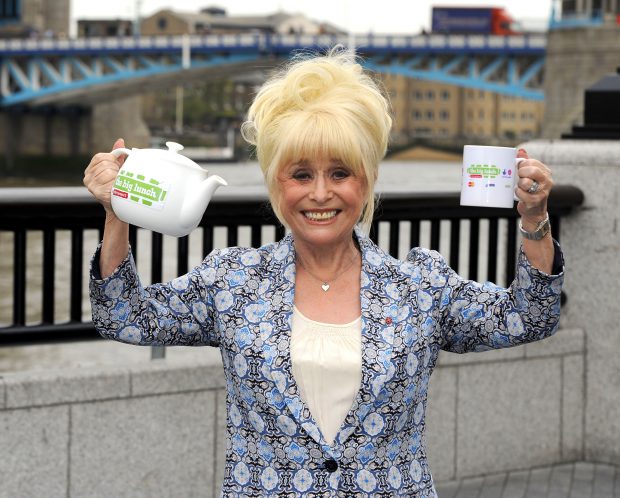 Barbara Windsor a murit. Actrița din EastEnders și Carry On avea 83 de ani