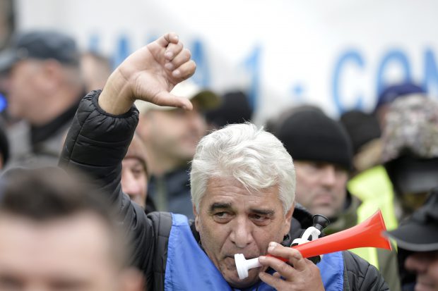 Sindicatele anunță proteste, după ce guvernul ia în considerare creșterea salariului minim cu doar 40 de lei
