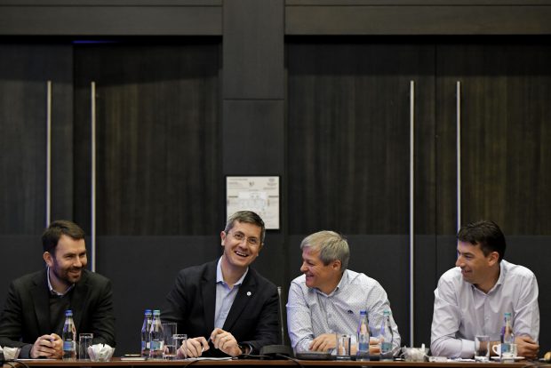 SURSE | Cum arată viitorul Guvern, cu o zi înainte de negocierile oficiale. În ecuație apar Dacian Cioloș și Dragoș Tudorache. Un liberal greu riscă să nu prindă loc
