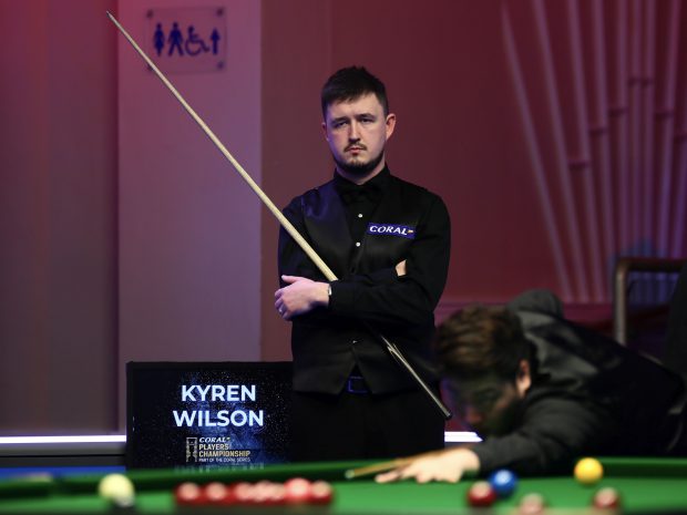 Un șofer român a intrat greșit în sensul giratoriu direct în mașina vicecampionului mondial de snooker, Kyren Wilson, care se duce la meci