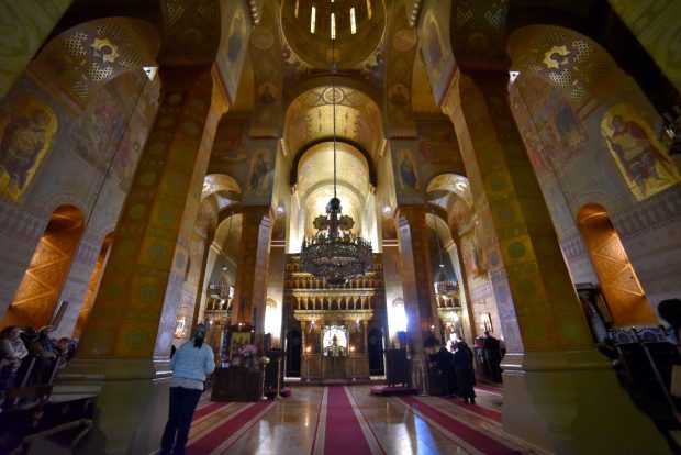 Studiu: românii se declară religioşi şi cred în Dumnezeu, dar nu merg la biserică