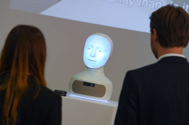 Scriitor britanic: De ce votează oamenii antisistem și ce riscăm când ne lăsăm viața prea mult pe mâna inteligenței artificiale