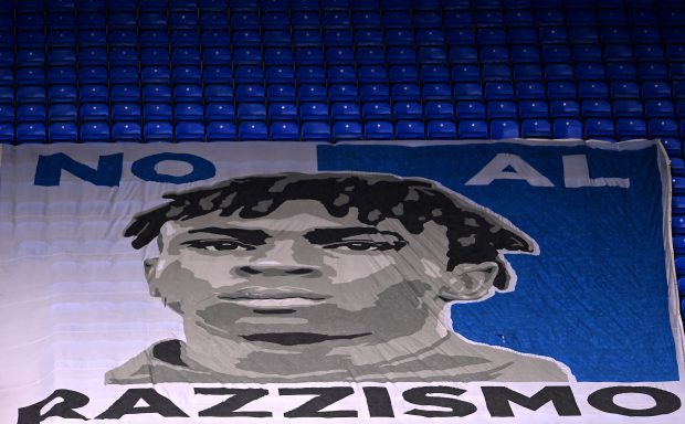 Rasismul în sportul românesc și european. De la sunete de maimuță, banane aruncate în jucători, până la interdicție de transferuri pentru jucătorii de culoare