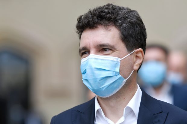 O parte dintre angajații companiilor municipalele nu-și primesc banii restanți nici de Sărbători, alții îi iau parțial. Anunțul făcut de Nicușor Dan