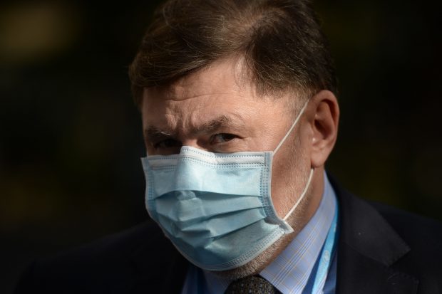 Alexandru Rafila, replică pentru ministrul sănătății: „N-am înțeles care este utilitatea mănușilor în oferirea mărțișoarelor”