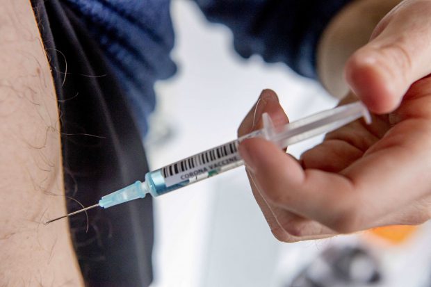 Imaginile cu primul român vaccinat anti-COVID-19 vor fi difuzate în direct pe 27 decembrie