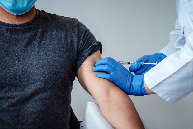 Expert: Efecte secundare la 10-15 % dintre voluntarii care au testat vaccinurile anti-COVID-19 Pfizer și Moderna
