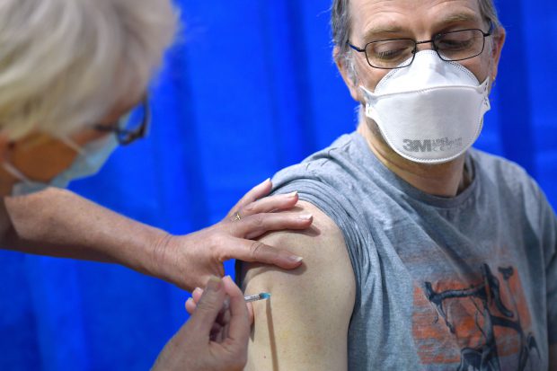 Bancherii și asiguratorii cer Guvernului să introducă în etapa a II-a de vaccinare anti-Covid personalul care lucrează cu publicul