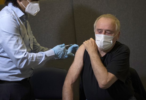 Studiu: Două milioane de oameni trebuie să se vaccineze săptămânal în Marea Britanie, ca să se evite al treilea val de COVID-19