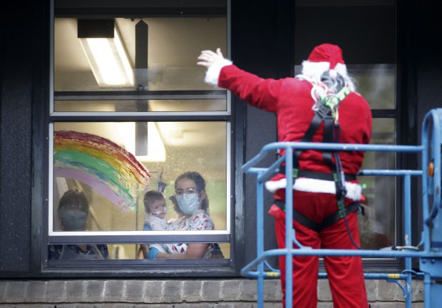 Moș Crăciun, în vizită la un spital de copii. Modul inedit prin care el a comunicat cu micuții, din cauza restricțiilor COVID-19
