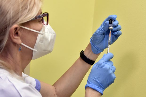 China solicită aprobare pentru primul său vaccin anti-COVID-19 de la Sinopharm, cu eficacitate mai mică decât Pfizer și Moderna