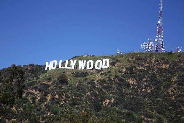 Emblema Hollywood, vandalizată. Activiști care atrag atenția asupra cancerului mamar au transformat-o în Hollyboob
