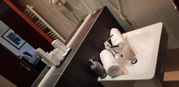 Model de afacere în pandemie și într-o Capitală în care nu ai apă caldă: rezervări la dușurile din hoteluri