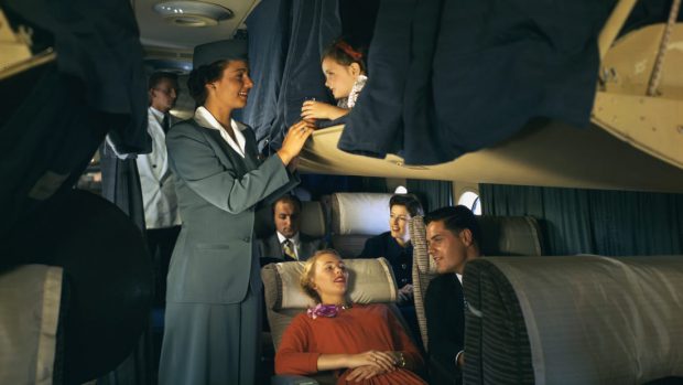 Cușetă și restaurant. Cum arăta călătoria cu avionul de lux Pan Am Boeing 377 în 1950