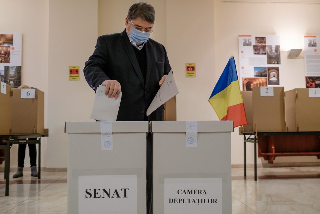 Reportaj la o secție de vot din Germania. Românii vin la urne cu gândul la familiile lor de acasă: „Să le meargă mai bine”
