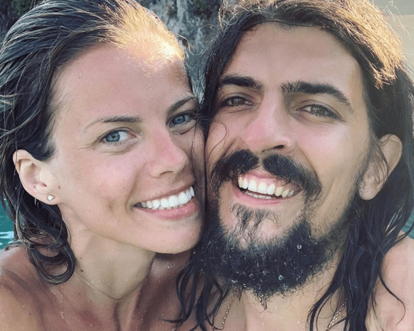 Roxana Hulpe, prezentatoarea știrilor PRO TV, a dezvăluit cum și-a cunoscut iubitul, pe Alex Petricean de la MasterChef. „Era așa… foarte arogant”