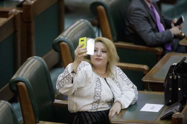 Senat: DSP ne-a transmis că adeverința Dianei Șoșoacă NU este valabil emisă. În replică, Șoșoacă amenință cu un val de plângeri penale