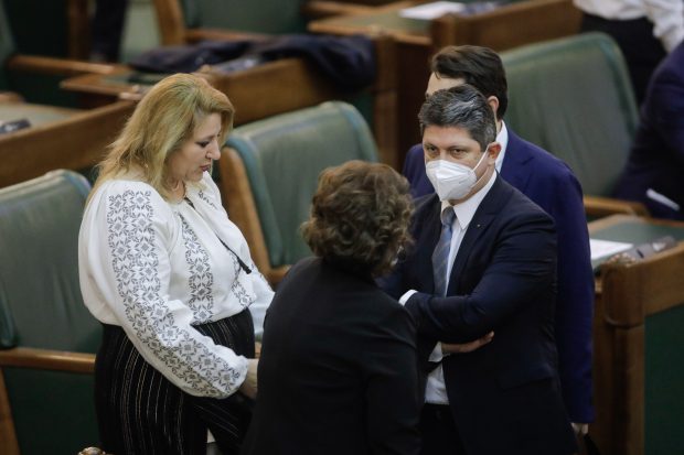 Reacția Dianei Șoșoacă după ce a aflat că trebuie să poarte mască în Senat: „Ăștia nu știu cu cine se pun”