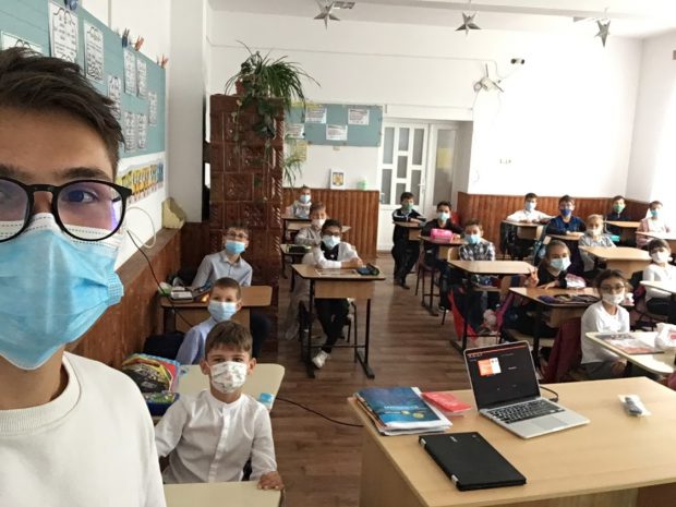 Cum au reușit doi elevi de liceu să strângă 50 de tablete pentru copiii sărmani din satele lor și să le arate cum pot folosi YouTube-ul și Wikipedia pentru școală