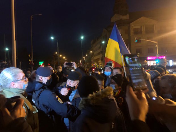 VIDEO | Comemorare cu scandal la Timișoara. Jandarmii i-au ținut la distanță pe revoluționarii care îl certau pe liderul AUR George Simion