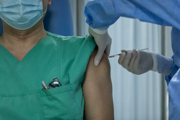 În ziua cu un nou maxim de cazuri COVID al valului patru, doar 10.200 de oameni s-au vaccinat în România