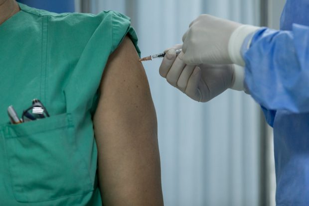 Sondaj Europa FM: Peste 45% dintre români spun că nu s-ar vaccina anti-COVID