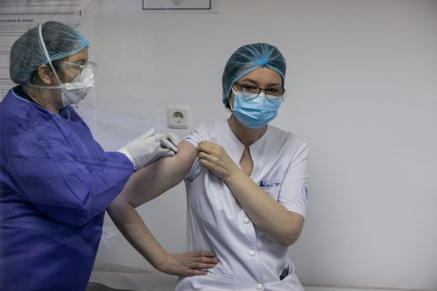Peste 2.000 de cadre medicale au fost vaccinate în primele două zile din campania de imunizare la COVID-19. Două persoane au avut ușoare reacții adverse