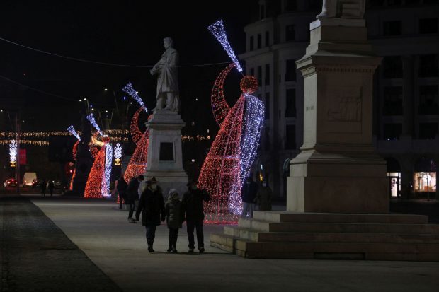 FOTOREPORTAJ | București, în seara de Ajun: străzi goale, oameni triști și grăbiți