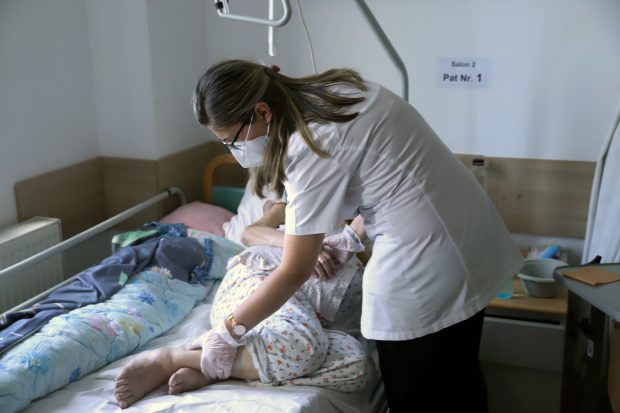 (Publicitate) Lecția de omenie: cum sunt tratați bolnavii incurabili în spitalele Fundației HOSPICE Casa Speranței, în ciuda dificultăților aduse de pandemie