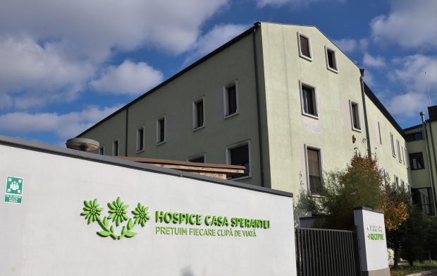 (Publicitate) Mirela Nemțanu, HOSPICE Casa Speranței: „Pacienții incurabili nu au timp să aștepte să treacă pandemia, au nevoie de ajutor acum”