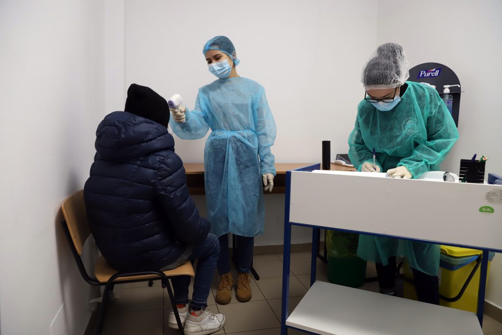 Duș social pentru femeile fără adăpost din București: „E un mod de a-și recăpăta demnitatea”