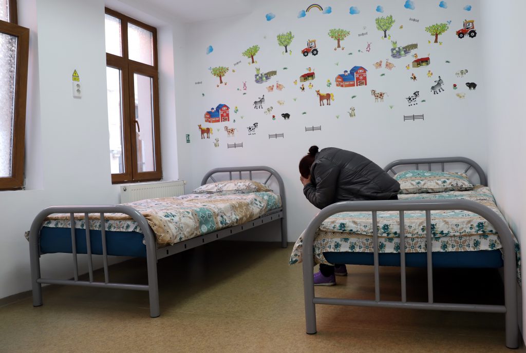 Duș social pentru femeile fără adăpost din București: „E un mod de a-și recăpăta demnitatea”