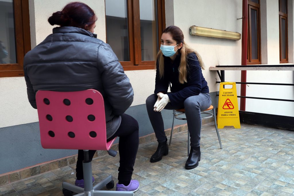 Duș social pentru femeile fără adăpost din București: „E un mod de a-și recăpăta demnitatea”