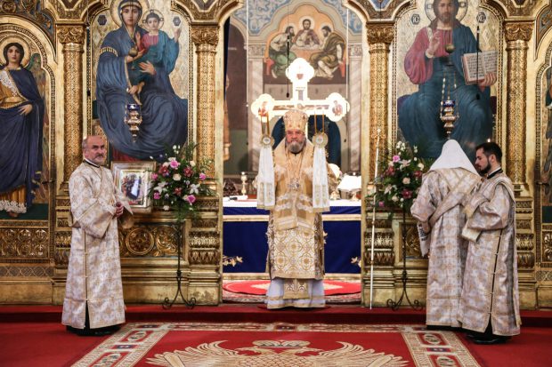 Mitropolitul Ardealului și-a cerut iertare credincioșilor că a trebuit să-i țină afară, în frig: ”Biserica e marginalizată și hulită”