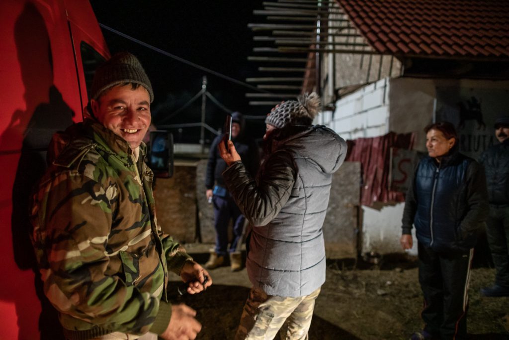 REPORTAJ. În loc de reni, Moș Crăciun a venit anul acesta cu o caravană salvatoare pentru iepe, măgărițe, câini și pisici