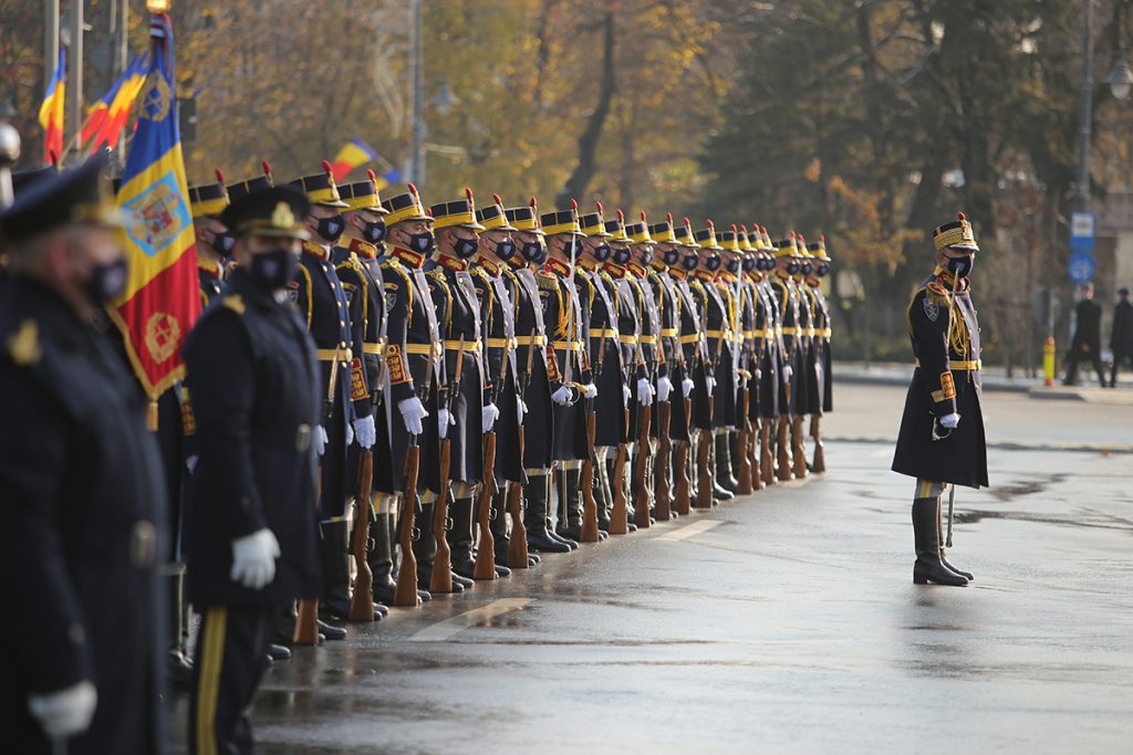 REPORTAJ | Ce nu s-a văzut la TV la ceremonia fără public de 1 Decembrie: Iohannis a venit, a vorbit și a plecat. Orban, fotografii cu toată lumea