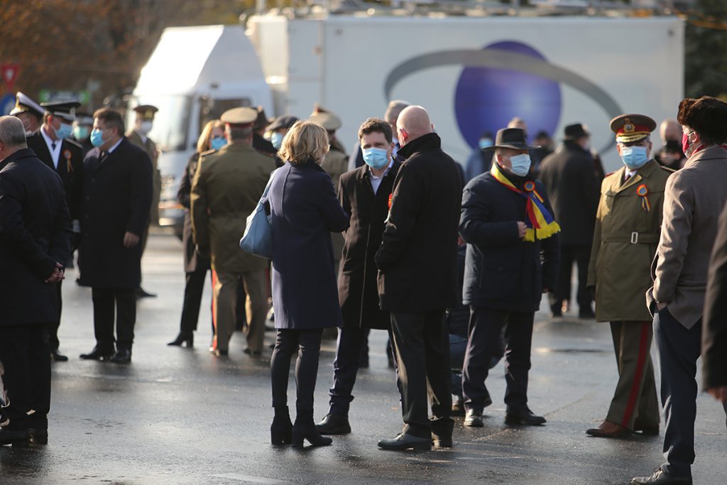 REPORTAJ | Ce nu s-a văzut la TV la ceremonia fără public de 1 Decembrie: Iohannis a venit, a vorbit și a plecat. Orban, fotografii cu toată lumea