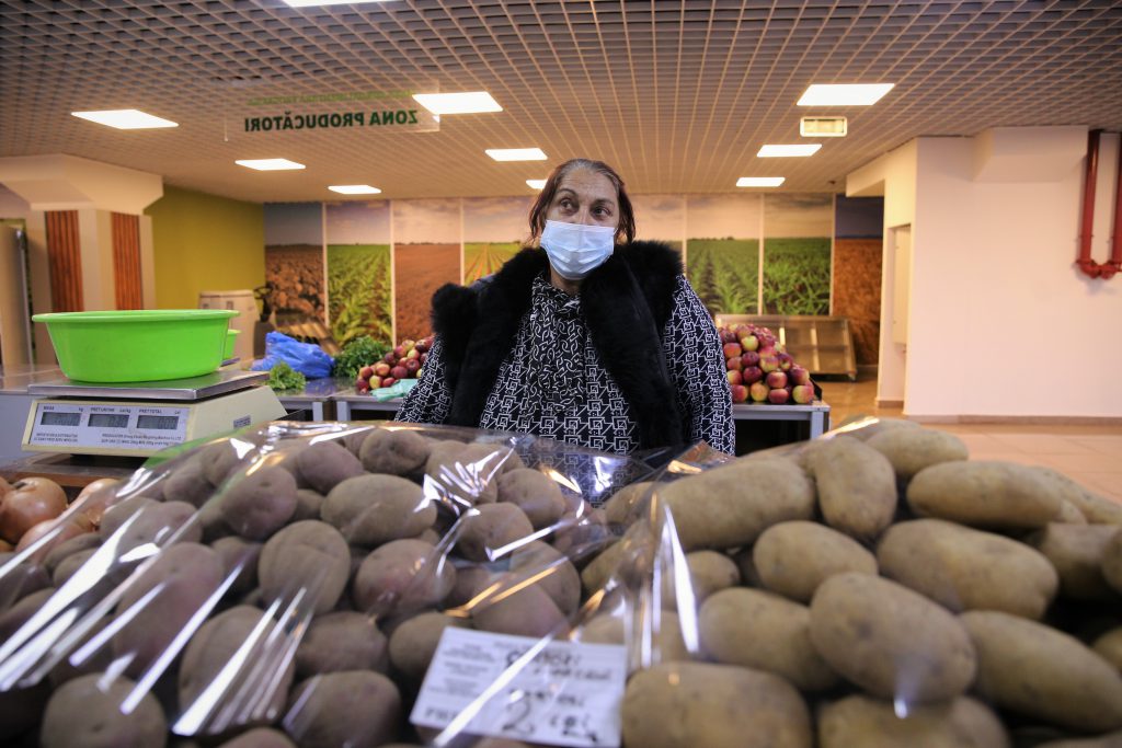 Florica Grecu spune că e nemulțumită de măsura luată de Guvern de a închide piețele, însă a înțeles că e necesară pentru a ține sub control pandemia. Foto: Dumitru Angelescu