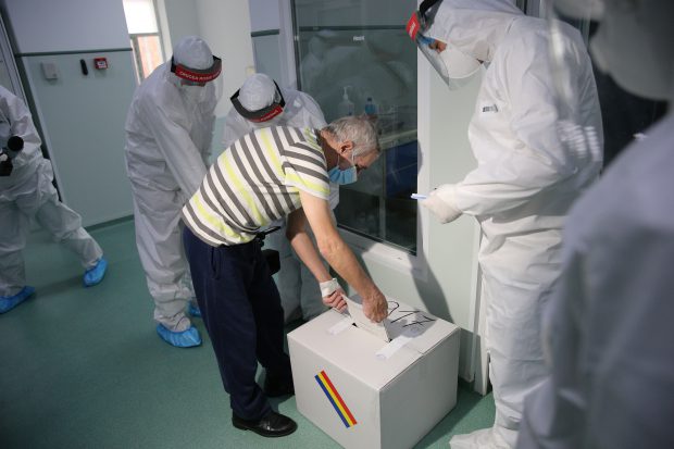 REPORTAJ | Pacienții COVID de la „Nasta” au votat cu urna mobilă. Asistentă: „Nu vă mai rezumați la înjurături, faceți ceva pentru următorii 4 ani”